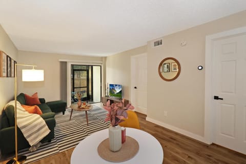 Urban Den Retreat - A Cozy Getaway Under 20 Minutes from the Beach and Downtown St Pete Eigentumswohnung in Pinellas Park