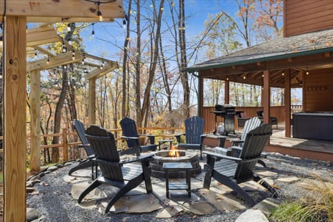 Black Bear BnB ~ Game Room ~ Hot Tub ~ Firepit Casa in Pittman Center