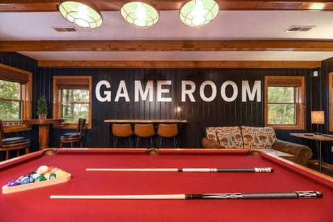 Black Bear BnB ~ Game Room ~ Hot Tub ~ Firepit House in Pittman Center