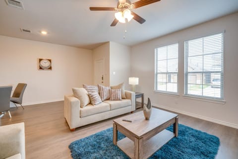 Chic Mesquite Townhome about 11 Mi to Downtown Dallas! Casa in Mesquite