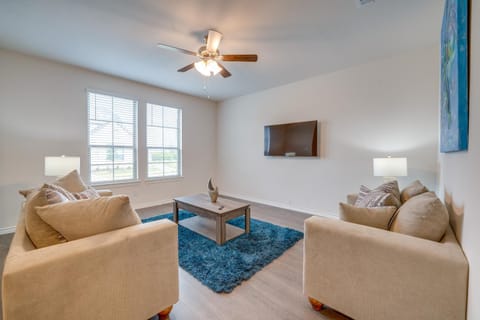 Chic Mesquite Townhome about 11 Mi to Downtown Dallas! Casa in Mesquite
