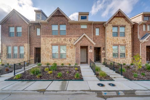 Chic Mesquite Townhome about 11 Mi to Downtown Dallas! Haus in Mesquite