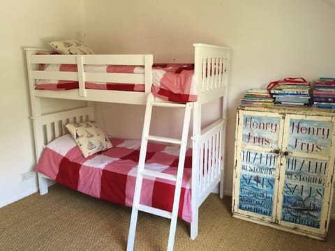 Bedroom, bunk bed