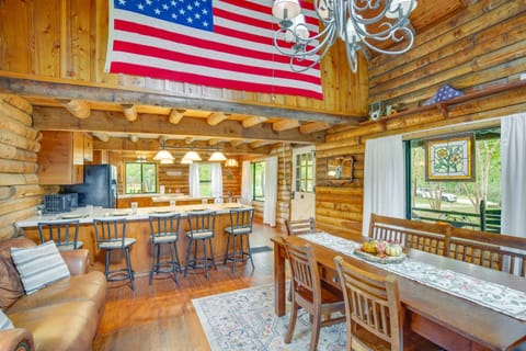 Log Cabin Rental with Fire Pit Less Than 1 Mi to Lake Access Maison in Cedar Creek Reservoir