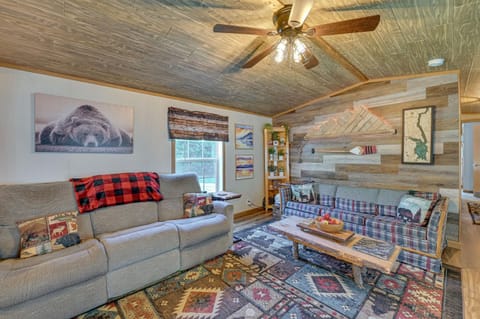 Northville Cabin with Fire Pit, 4 Mi to Boat Ramp! Haus in Great Sacandaga Lake
