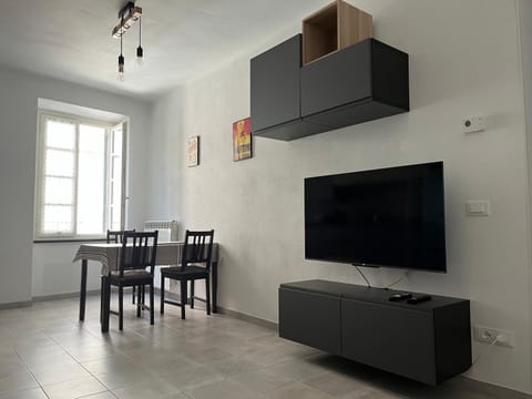 TV and multimedia, Living room, Seating area, Dining area, Evening entertainment