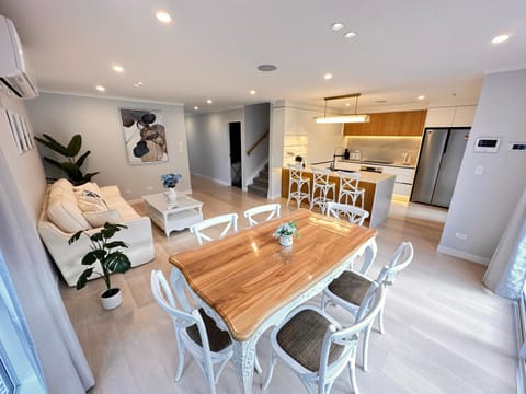 Kitchen or kitchenette, Living room, Seating area, Dining area
