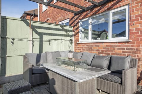 Patio, Day, Garden, Balcony/Terrace, Seating area