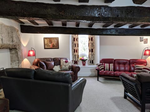 Cotswolds Valleys Accommodation - Medieval Hall - Exclusive use character three bedroom holiday apartment Wohnung in Stroud