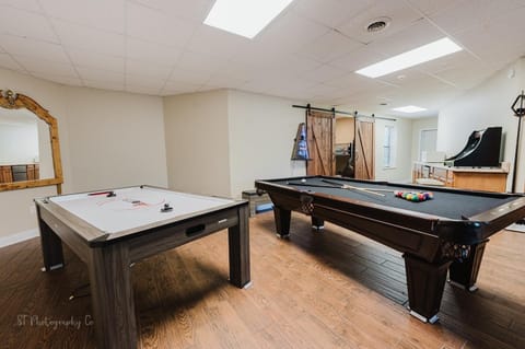 Billiard, Game Room