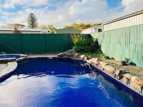 Group house with views of the salt pool and spa House in Adelaide