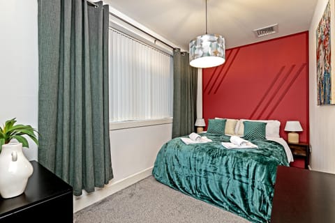 PRIME City Centre Location, THE JUKE BOX SUITE, Secure Gated FREE Parking Space, Unique STYLISH Apartment, Two Bathrooms Eigentumswohnung in Milton Keynes