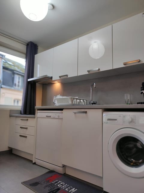 Kitchen or kitchenette, dishwasher, minibar, washing machine, dryer