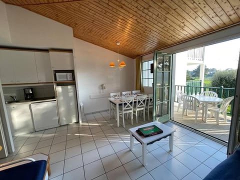 "AUX BALCONS DES PINS" Appartement 7 personnes, vue golf, accès parc aquatique gratuit Condo in Talmont-Saint-Hilaire