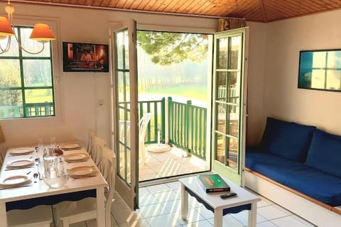 "AUX BALCONS DES PINS" Appartement 7 personnes, vue golf, accès parc aquatique gratuit Condo in Talmont-Saint-Hilaire
