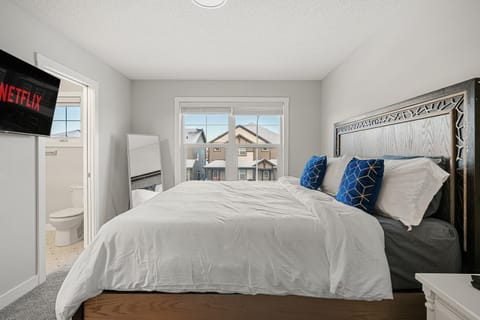 Newly Built Family Townhome, Sleeps 12 Comfortably Maison in Airdrie