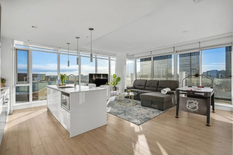 Downtown Luxurious Apartment with Parking and Gym Eigentumswohnung in Calgary