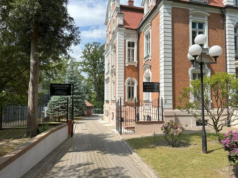 Facade/entrance, View (from property/room), Area and facilities, Parking