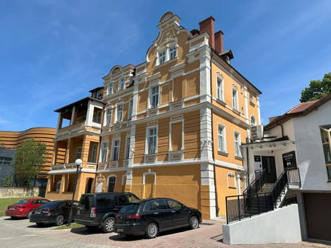 Property building, Facade/entrance, Parking