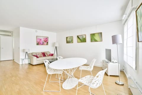 Bel appartement neuf et cosy au centre de Suresnes Copropriété in Suresnes