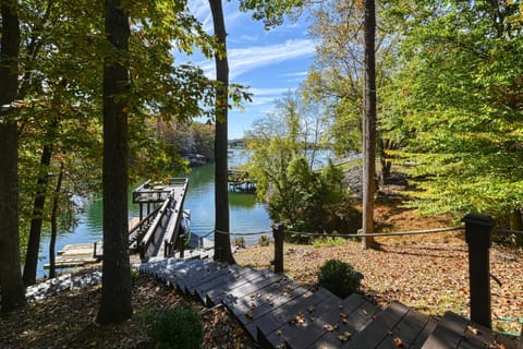 Scenic Overlook House in Smith Mountain Lake