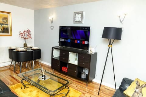 Communal lounge/ TV room, TV and multimedia, Living room, Seating area, Dining area