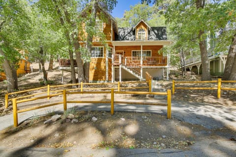 Big Bear Lake Cabin with Deck, Grill and Fireplace! House in Big Bear