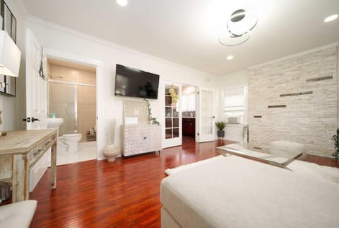 Exquisite 3BR Home in Mid City near K-town Condo in Beverly Hills