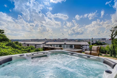 Hilltop Tennessee Retreat Neyland Stadium Views! House in Knoxville