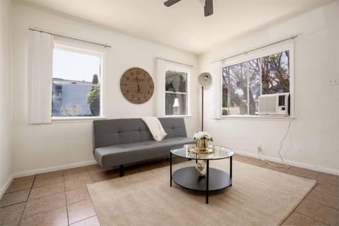 Homey 1BR Home in Mid-City near K-town Condo in Beverly Hills