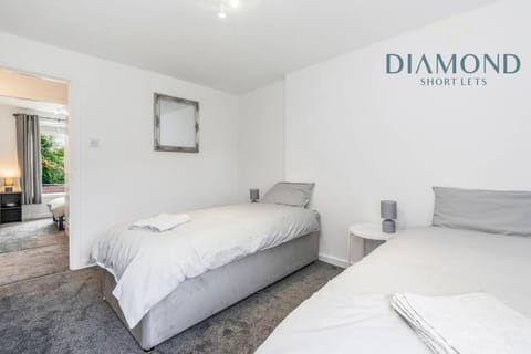 FOUNDRY - 2 Bedrooms, Fully Equipped, Free Parking, WiFi, FAVOURITE for Contractors, Long Stays Welcome, Food, Bars, Shops by Diamond Short Lets Apartment in Dunfermline