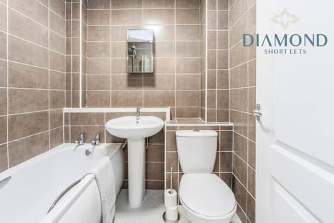 FOUNDRY - 2 Bedrooms, Fully Equipped, Free Parking, WiFi, FAVOURITE for Contractors, Long Stays Welcome, Food, Bars, Shops by Diamond Short Lets Condo in Dunfermline
