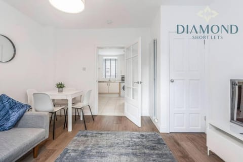 FOUNDRY - 2 Bedrooms, Fully Equipped, Free Parking, WiFi, FAVOURITE for Contractors, Long Stays Welcome, Food, Bars, Shops by Diamond Short Lets Condo in Dunfermline