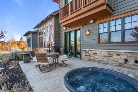 Serene Mountain Luxury in Tuhaye with Private Hot Tub and Mountain Views House in Jordanelle Reservoir