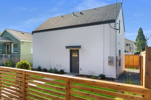 Brand New Home 10min To Green Lake House in Seattle