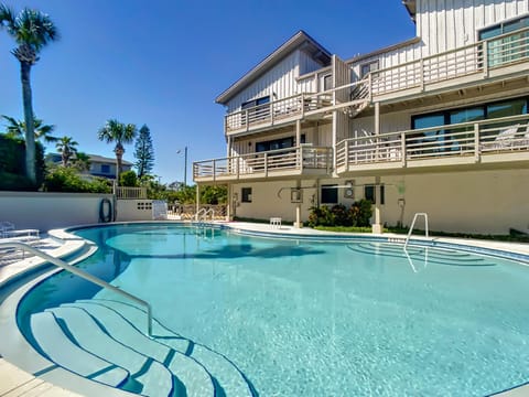 Beachfront with large deck Pool Sea Dunes Sailfish A3 Copropriété in Edgewater