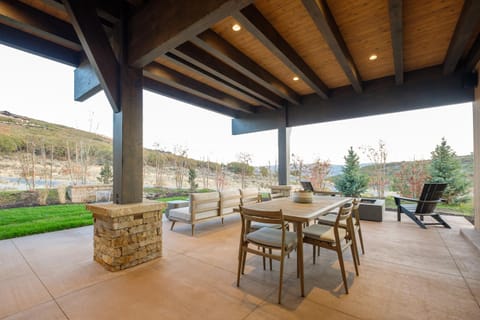 Remarkable Home in Tuhaye with Private Hot Tub, Golf Course Views, Tasteful Interior Design House in Jordanelle Reservoir