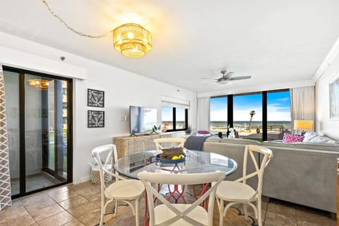 Ground Floor Oceanfront. Steps to the Pool Beach Sunrise 103 Apartment in Edgewater