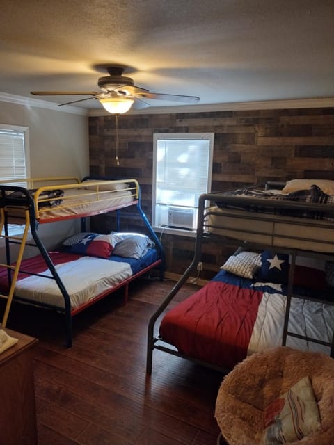 Bedroom, bunk bed