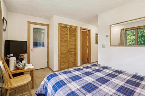 Hotel unit only Queen bed-full bathroom, Sleeps 2 Highridge J5A Casa in Mendon