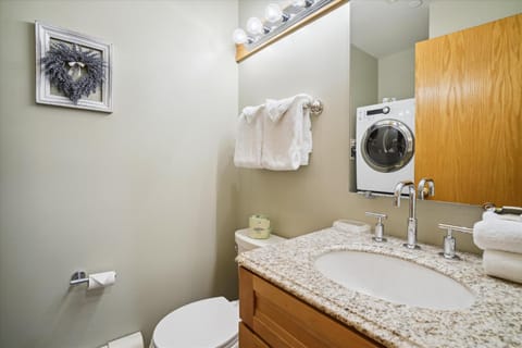 Hotel unit only Queen bed-full bathroom, Sleeps 2 Highridge J5A Haus in Mendon