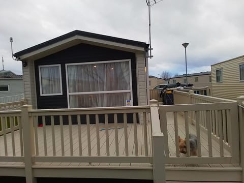 Property building, View (from property/room), Balcony/Terrace, Parking