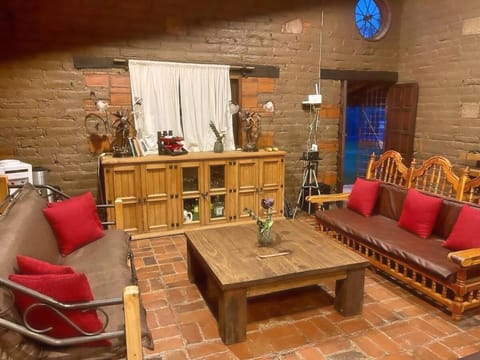 Casa Dharma con albercajacuzzi House in Tequisquiapan