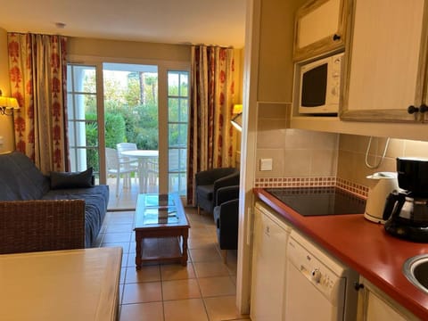 T2 Charmant avec Piscine et Parking, Proche Hendaye - FR-1-239-1005 Apartment in Urrugne