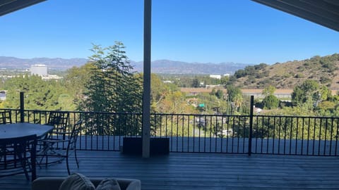 VIEW PRIVATE FEMALE Short-Long Term Day-Week-Month Un-Furnished Home-House-Estate Bedrooms-Studio-ADU-Guesthouse-Vacation Rental Encino Hills 405-101 xSepulveda Location de vacances in Sherman Oaks