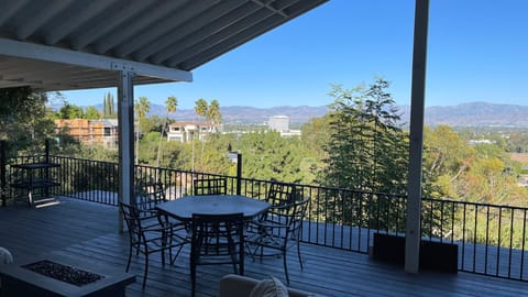 VIEW PRIVATE FEMALE Short-Long Term Day-Week-Month Un-Furnished Home-House-Estate Bedrooms-Studio-ADU-Guesthouse-Vacation Rental Encino Hills 405-101 xSepulveda Location de vacances in Sherman Oaks