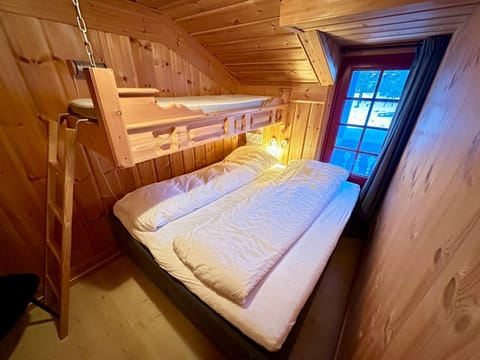 Bedroom, bunk bed