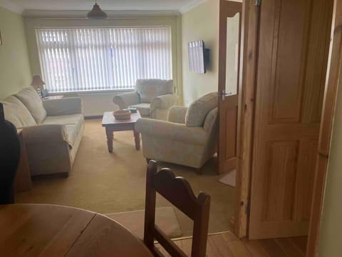 2 Bedroom entire Bungalow with off road parking in the heart of Stoke Apartment in Stoke-on-Trent