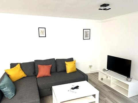 Communal lounge/ TV room, TV and multimedia, Living room, Seating area