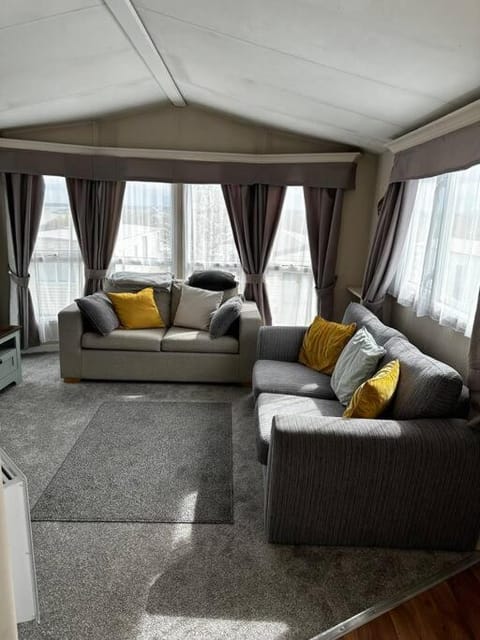 2 bedroom caravan, sea views, parking Condo in Eastchurch